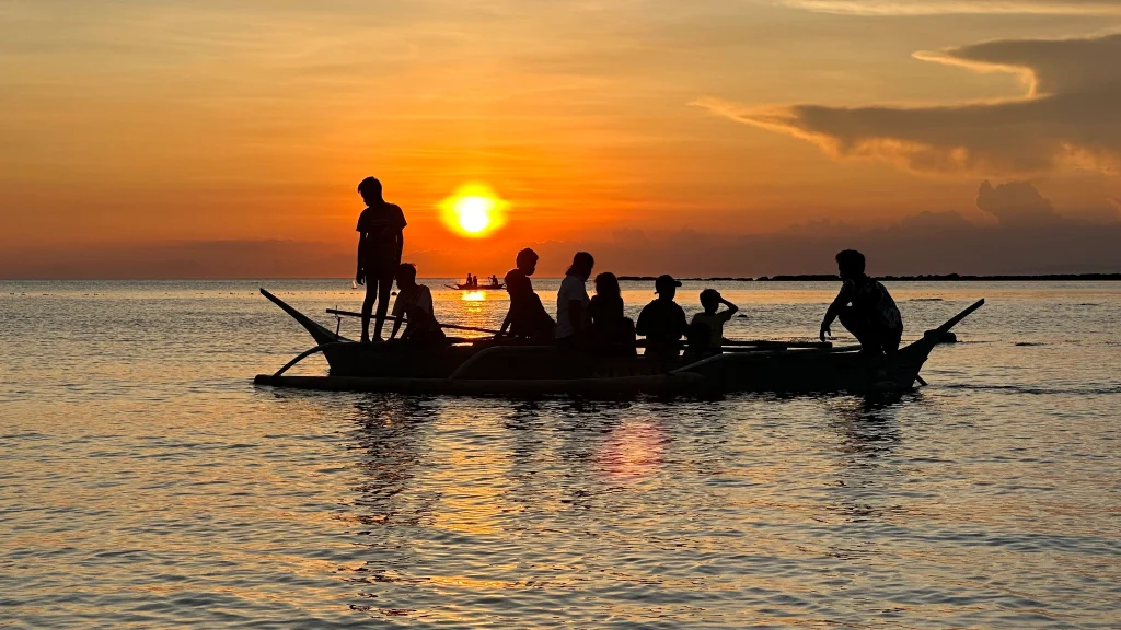 Fish feeding activity at sunset, Dreamshore Kiwi Beach Resort Tablas Island